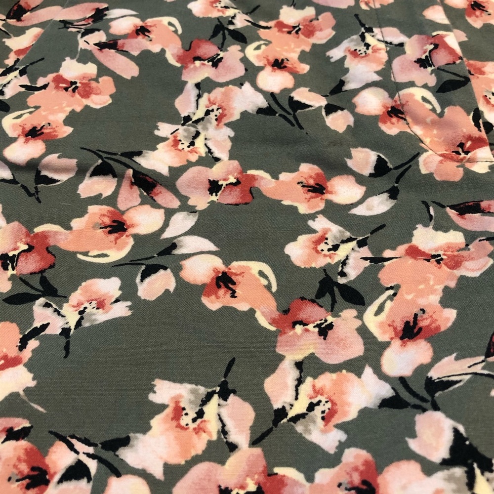 ⭐️ White House Black Market 5' Floral Shorts - Picture 8 of 14